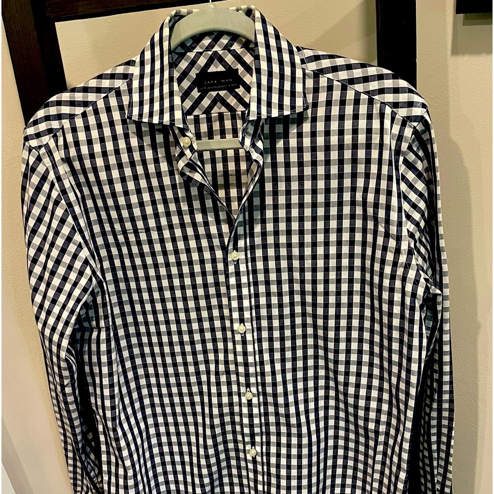 Like new Zara mens button down cotton shirt.